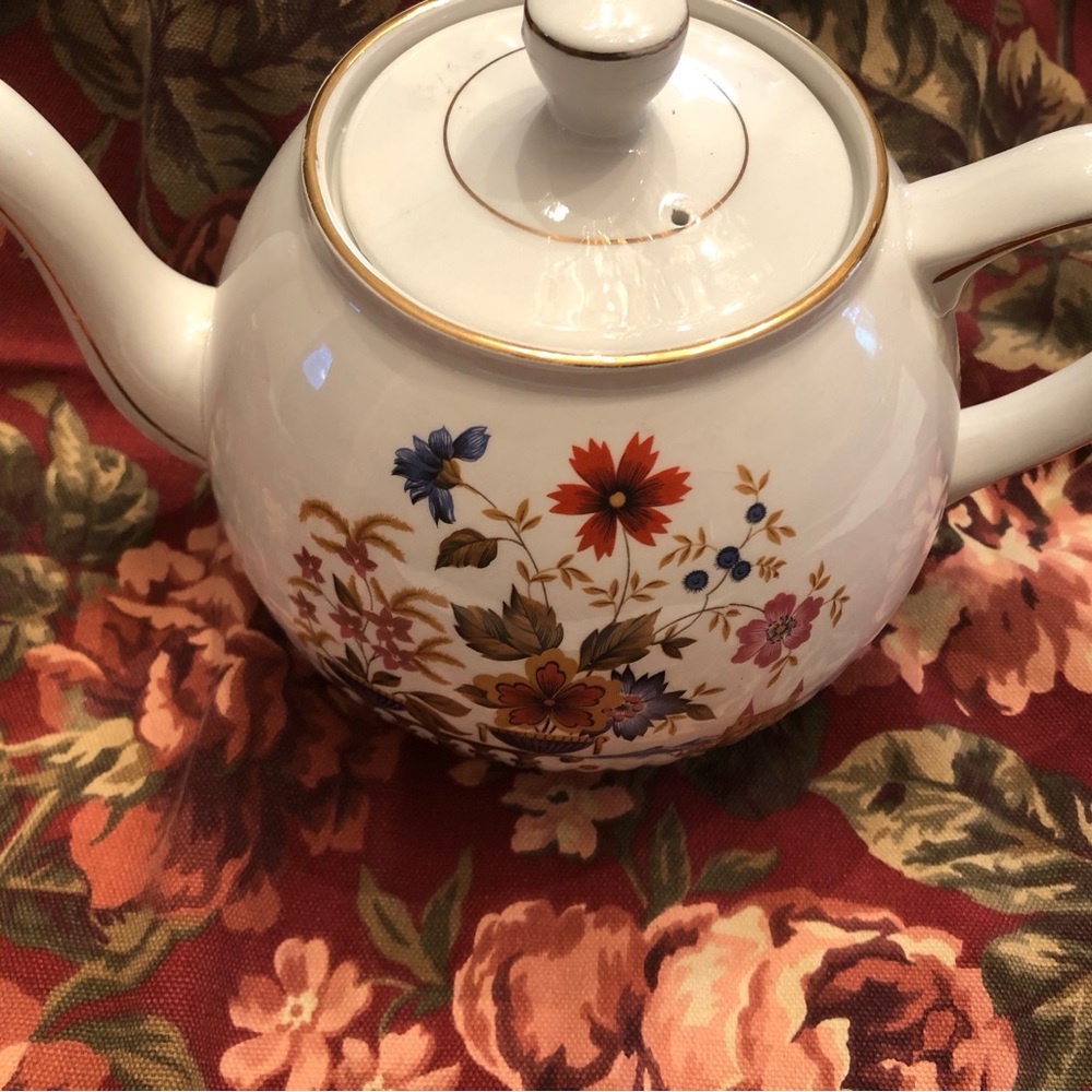 Vintage Ellgreave Floral tea pot.